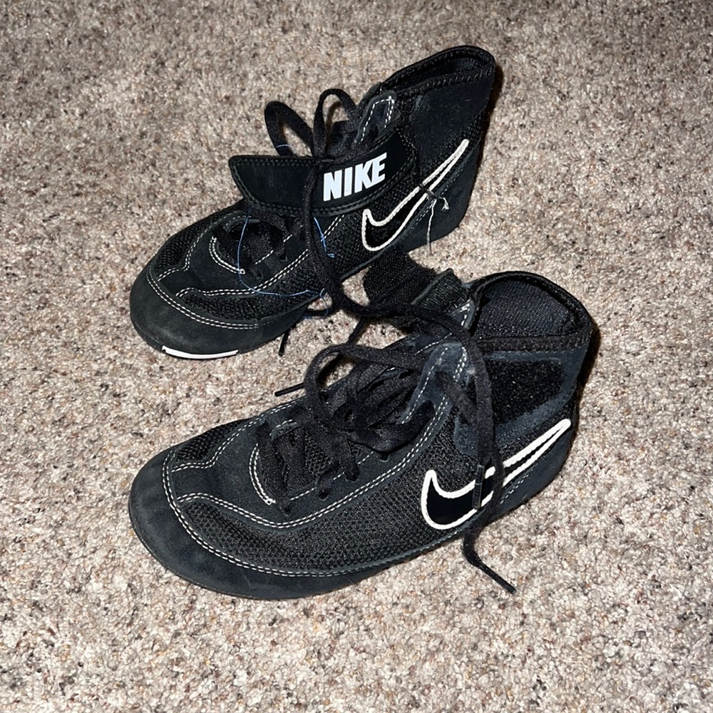 Wrestling shoes
